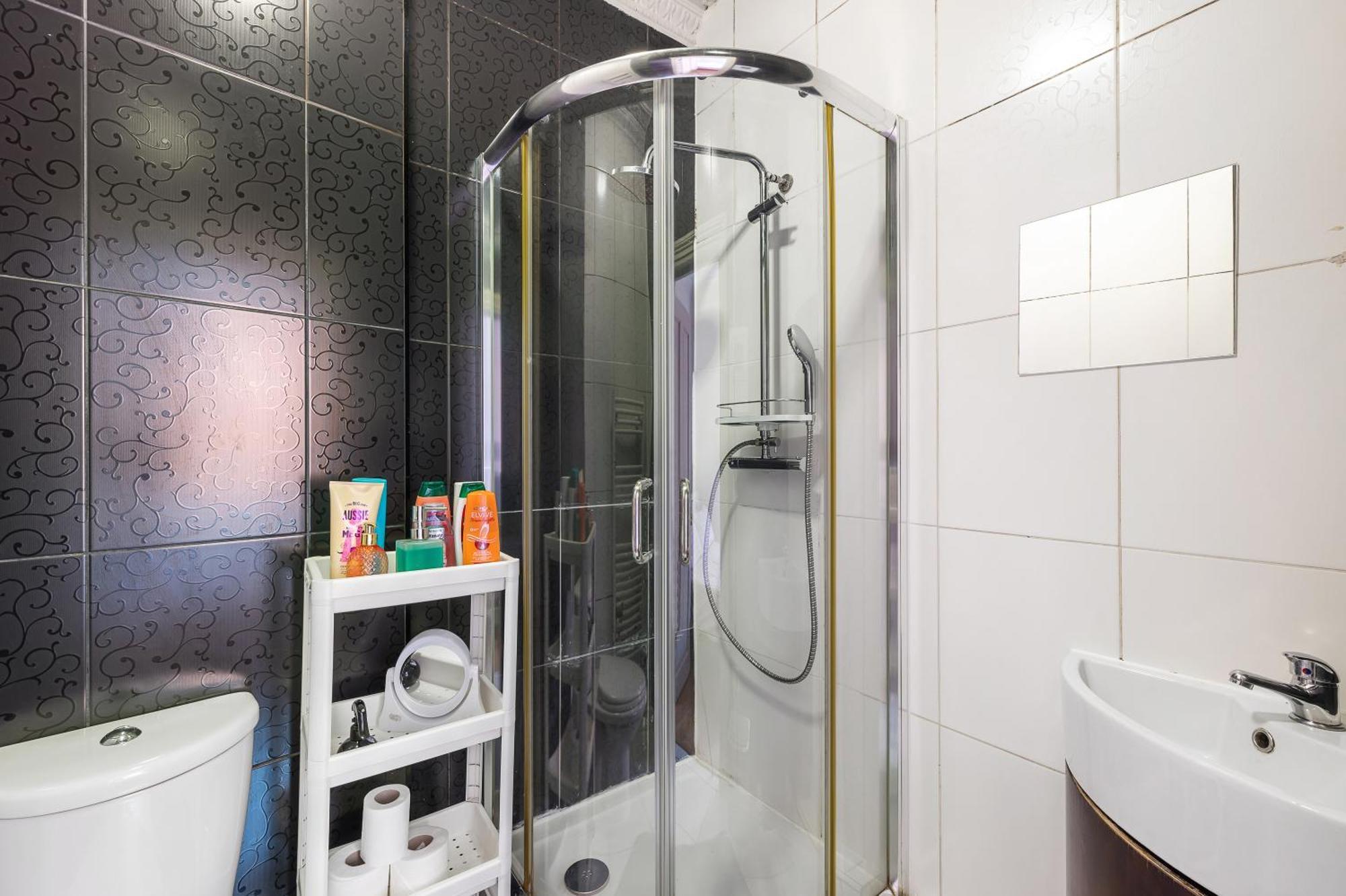 Lovely Bedroom With Private Bathroom Alloggio in famiglia Londra