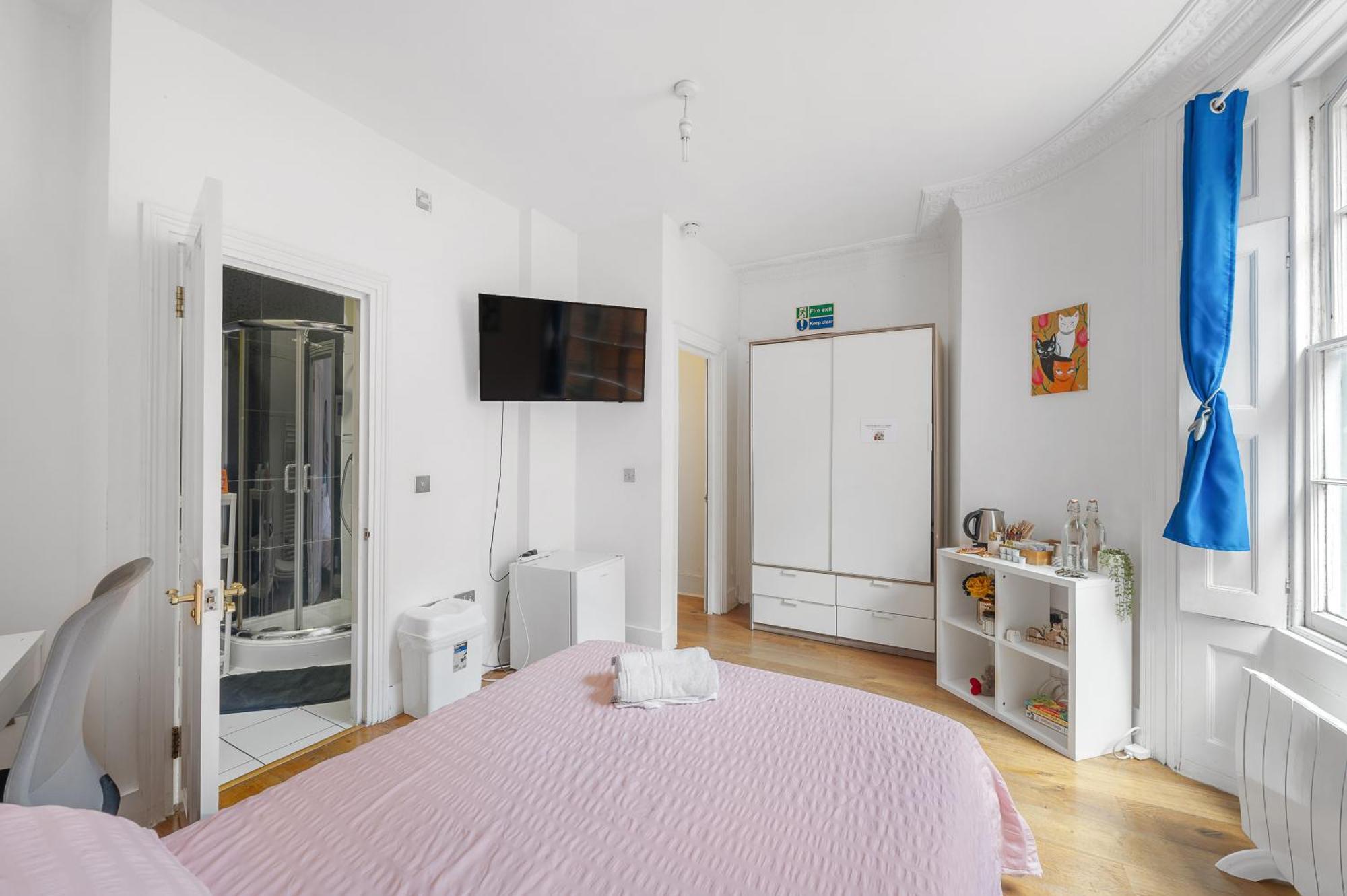 Lovely Bedroom With Private Bathroom Londra