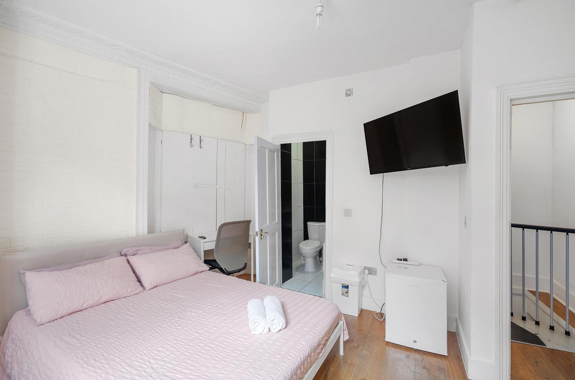 Alloggio in famiglia Lovely Bedroom With Private Bathroom *